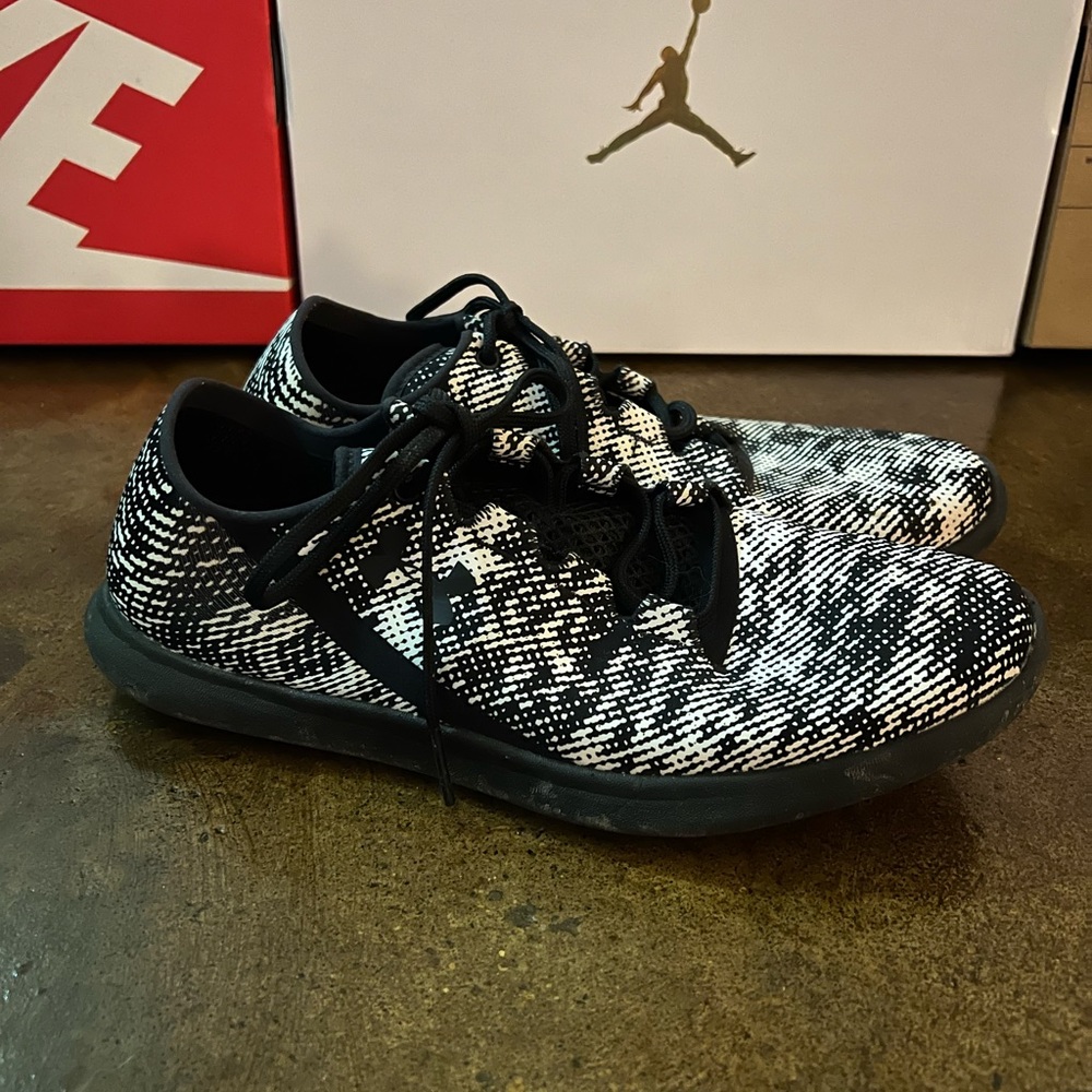Womens 9 Under Armour Speedform shoes